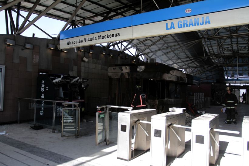 Fiscalía solicitó 18 años de cárcel para dos imputados por ataque incendiario a la estación de Metro La Granja