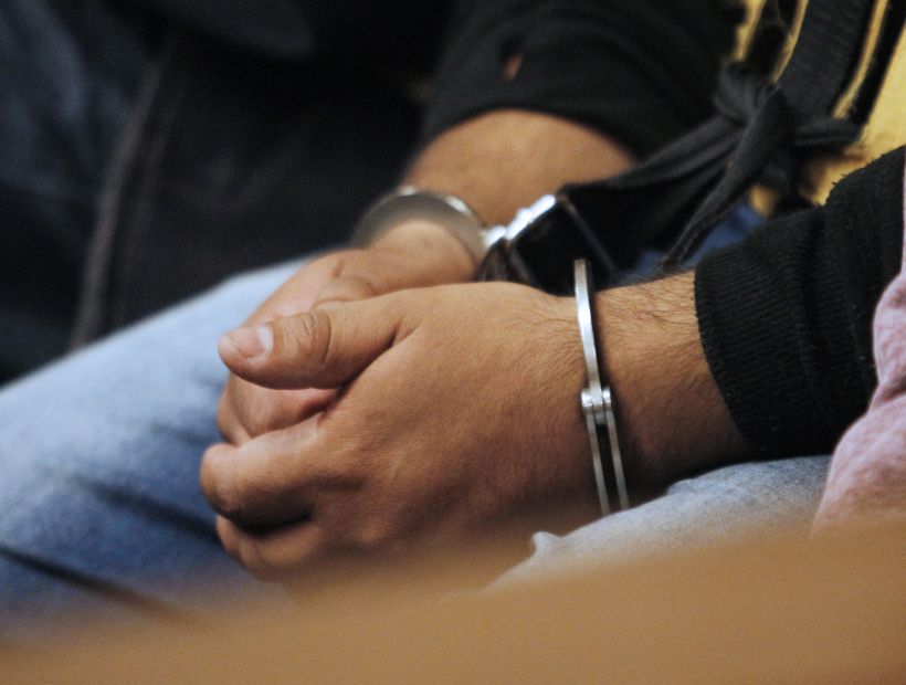 Hombre fue detenido por femicidio frustrado tras apuñalar a su pareja en Recoleta