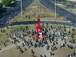 Dispersan a manifestantes que pintaron de rojo el monumento de Baquedano