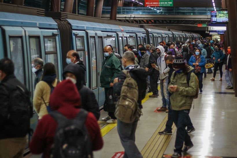 Metro cierra accesos de la estación Baquedano por manifestaciones