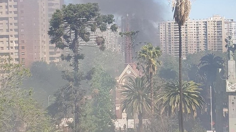 [VIDEO] Incendio se produce en la iglesia institucional de Carabineros