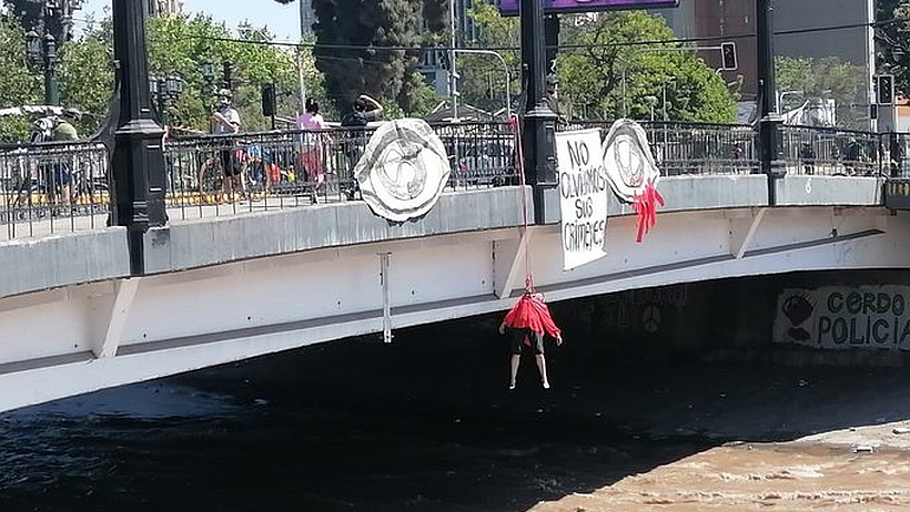 Joven es arrastrado por el río Mapocho tras caer desde el Puente Pío Nono