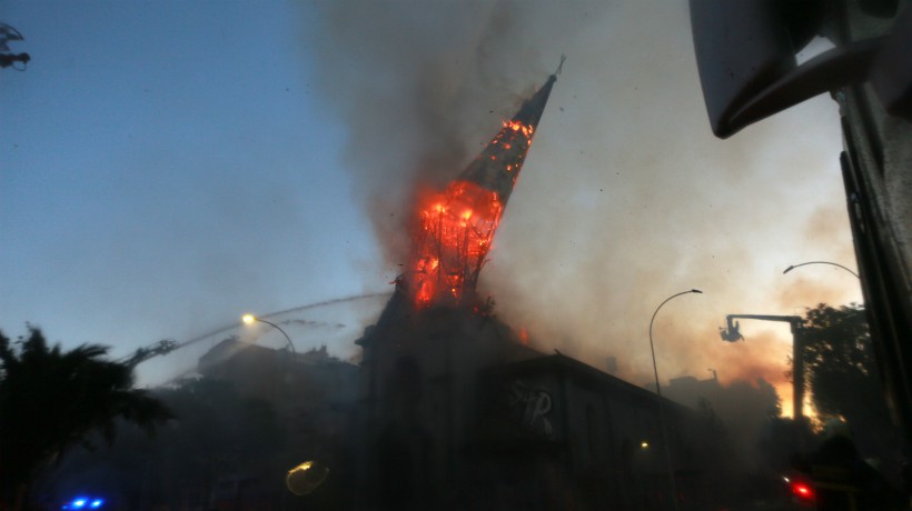 [VIDEO] Grave incendio destruye Parroquia de la Asunción en Santiago Centro