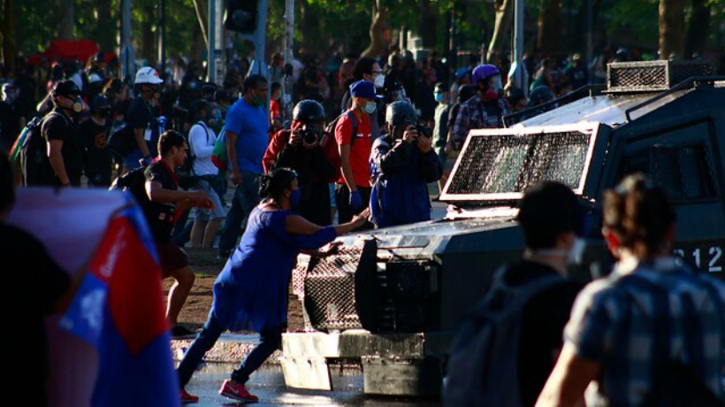 Carbineros confirmó más de 12 detenidos este viernes en el centro de Santiago: 