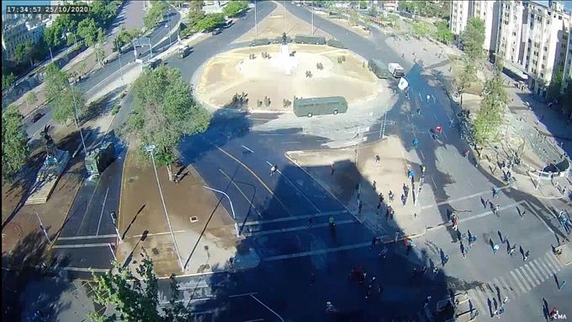 [VIDEO] Dispersan a manifestantes que intentan reunirse en plaza Baquedano