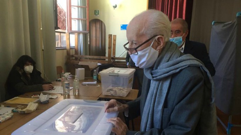 Ex senador Renán Fuentealba asistió a votar a los 103 años