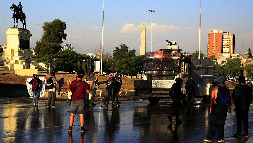 Al menos 20 detenidos dejan manifestaciones en Plaza Baquedano
