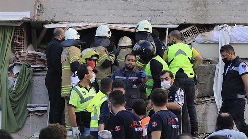 [VIDEO] Rescatan de entre los escombros a hombre de 70 años un día y medio después del fuerte sismo en Turquía