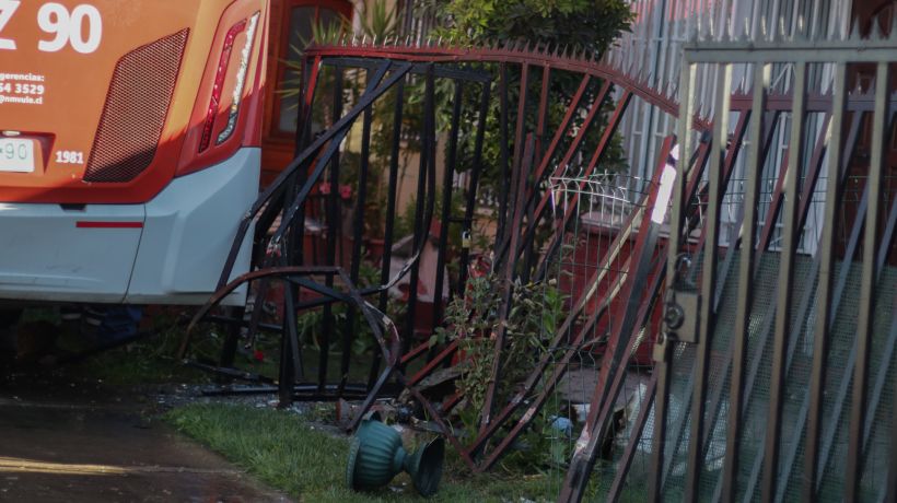 Bus del sistema RED impactó contra dos casas en la comuna de Maipú
