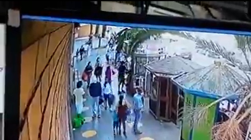[VIDEO] Melipilla: registran momento en que sujeto prendió fuego a quiosco con su dueño al interior