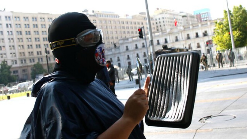 Manifestación frente a La Moneda genera cortes de tránsito: Carabineros actúa con carro lanza aguas