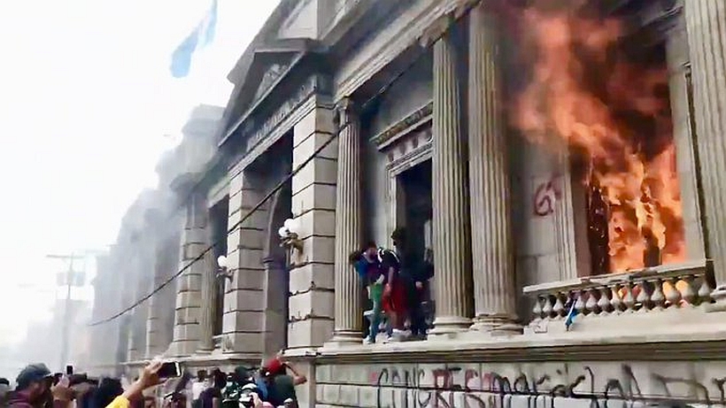 VIDEO] Manifestantes entran y prenden fuego al Congreso en Guatemala | soychile.cl