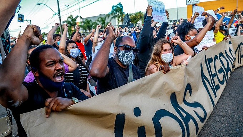 Protestan en Brasil por asesinato a golpes de un hombre negro a manos de guardias de un supermercado