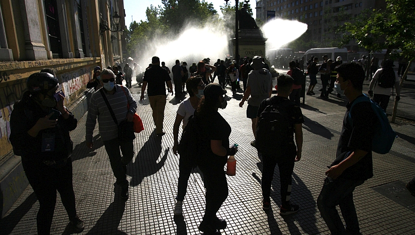 Se registran incidentes en medio de manifestaciones en el centro de Santiago