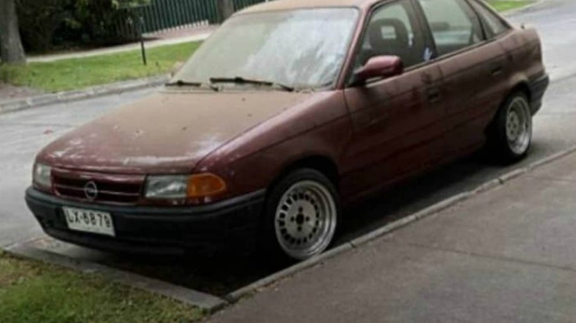 Profesor denuncia que Municipalidad de Las Condes remolcó su auto por estar descuidado