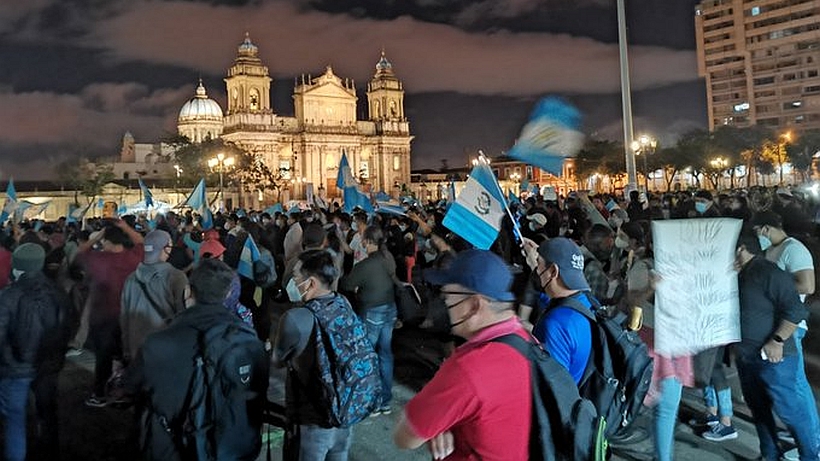 Persisten las multitudinarias protestas contra corrupción en Guatemala