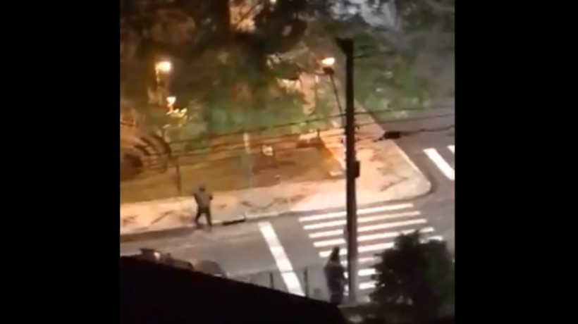 [VIDEO] Decenas de sujetos armados con fusiles se tomaron ciudad de Brasil mientras asaltaban un banco