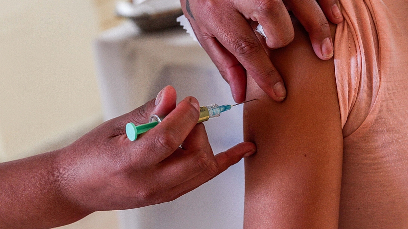 Ministro de Salud explicó funcionamiento de la vacuna Pfizer y afirmó que no cree 