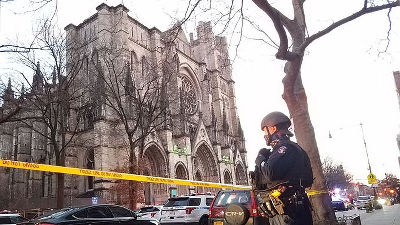 Sujeto comenzó a disparar en medio de un concierto navideño en catedral de Nueva York pero fue abatido por la policía
