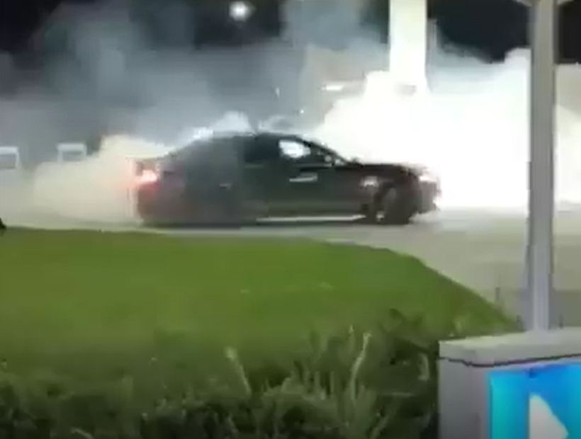 [VIDEO] Automovilista protesta realizando “un trompo” en una bencinera de Coronel por alza de combustible