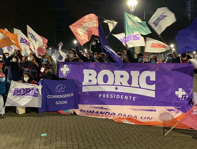 VIDEO Adherentes de Boric se reúnen en Plaza ...