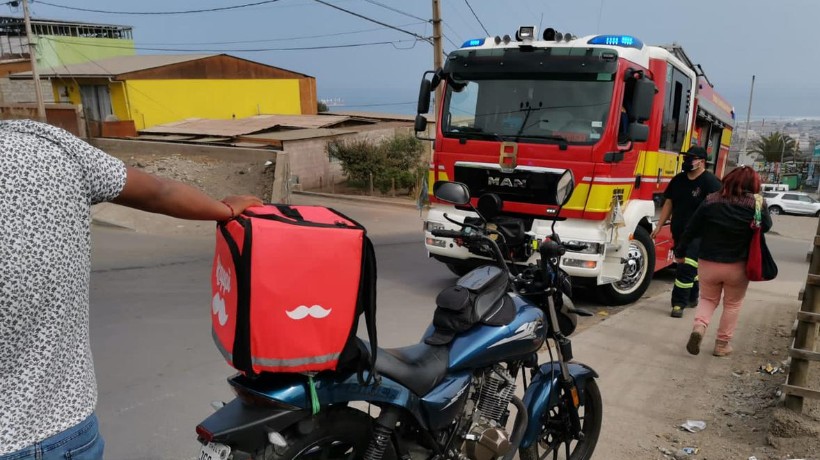 Conductor de moto cayó tras esquivar vehículo menor al norte de Antofagasta