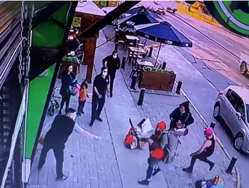 VIDEOS] Captan agresión con machete a guardia de seguridad en supermercado  de Osorno: hay dos detenidos