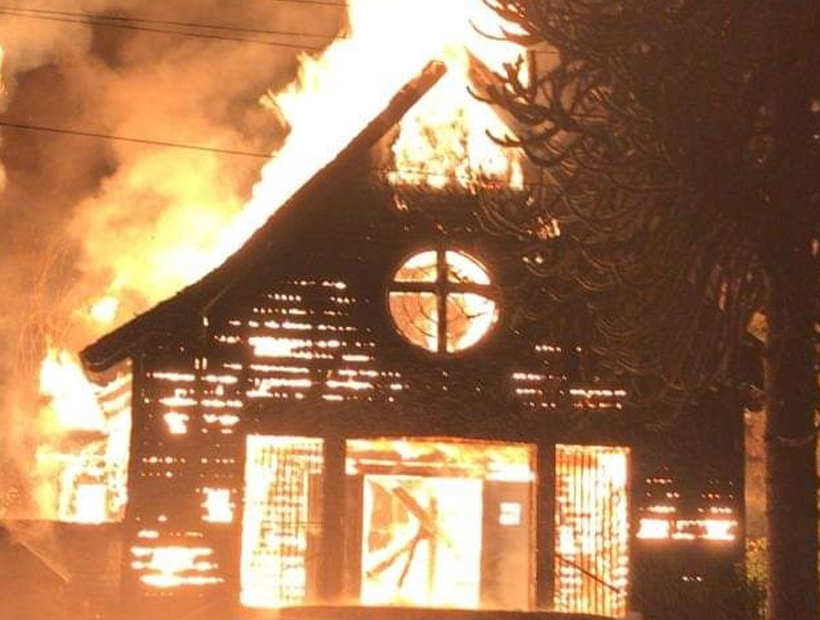 Vídeo de cámara de seguridad es clave para identificar el origen del incendio en iglesia San Sebastián de Curarrehue