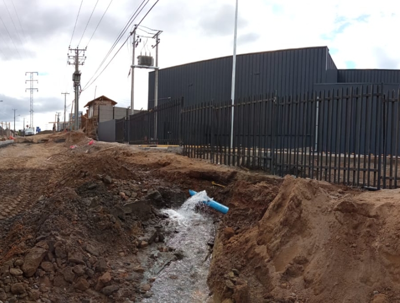 Maquinaría pesada destruyó matriz y dejó sin agua al sector oriente de Osorno