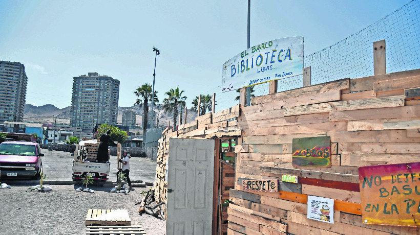 Vecinos de Playa Blanca en Antofagasta construyen barco-biblioteca para recuperar borde costero