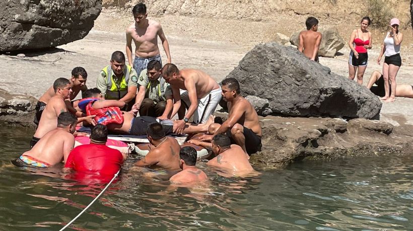 Rescataron a un joven que sufría un ataque epiléptico al interior del río en los Saltos del Laja