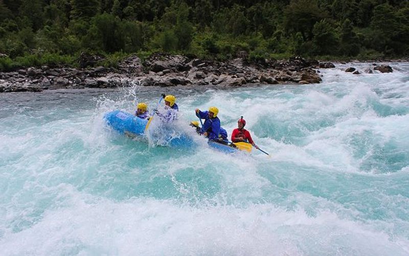 Pucón: guías de rafting vuelven al río tras lograr un acuerdo con agencias de turismo de la zona