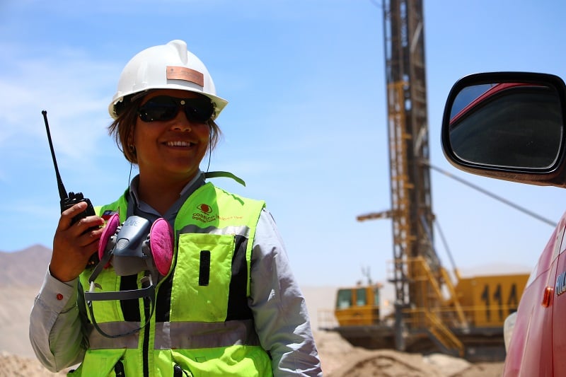 Mujeres en minería llegan a 10,3% en una década y Región de Antofagasta concentra 47% de personal femenino en la industria