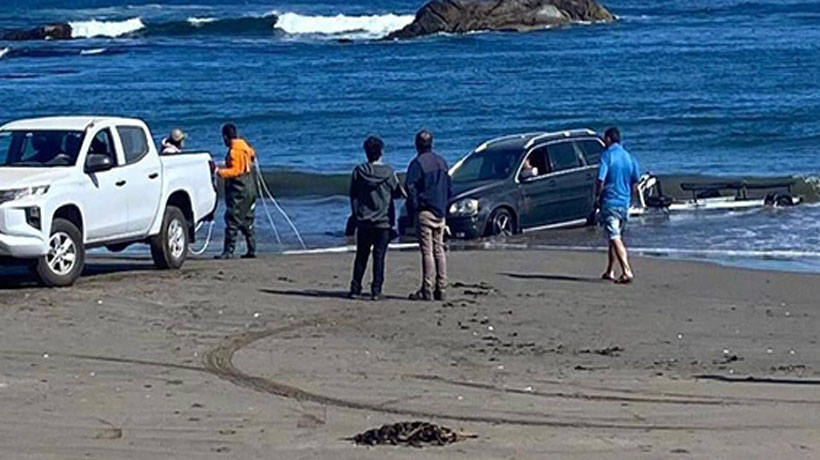 Hombre ingresó con su vehículo eléctrico a playa de Maitencillo y casi se lo lleva el oleaje