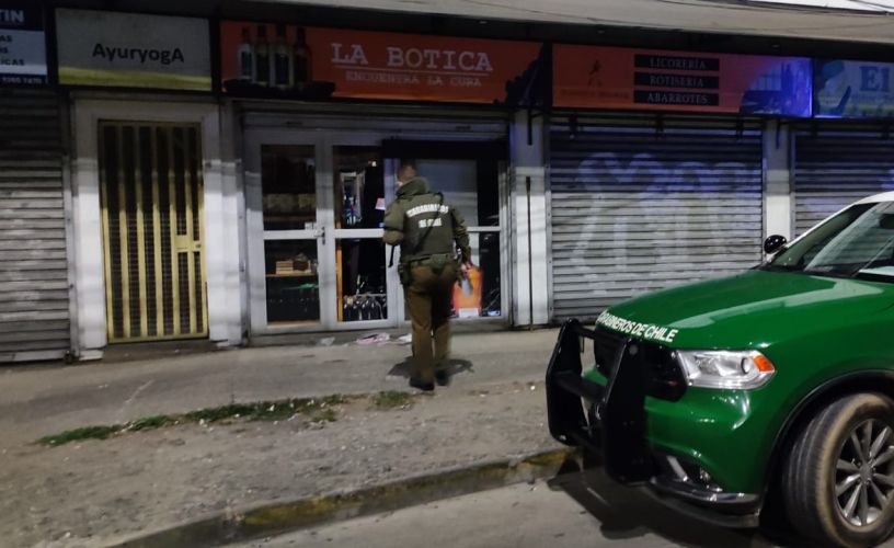 Detienen a dos hombres tras ser sorprendidos robando al interior de un local comercial en Valdivia