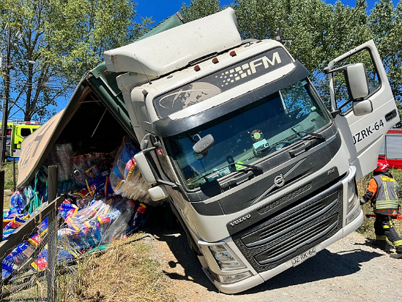 Conductor quedó lesionado tras volcar su camión en ruta El Tepual de Puerto Montt