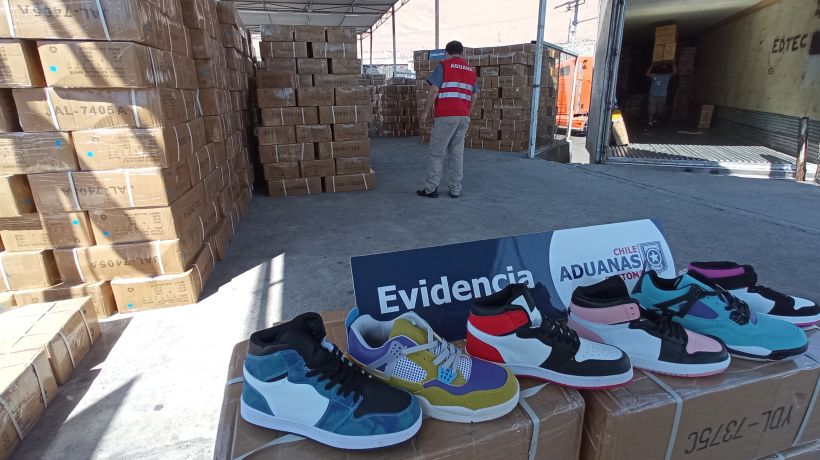 Decomisan más de 15 mil pares de zapatillas falsificadas en Tarapacá