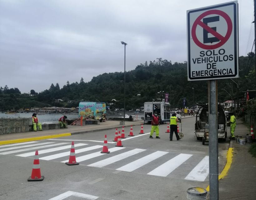 Municipalidad de Valdivia mejora señalética vial en el sector costero de Los Molinos