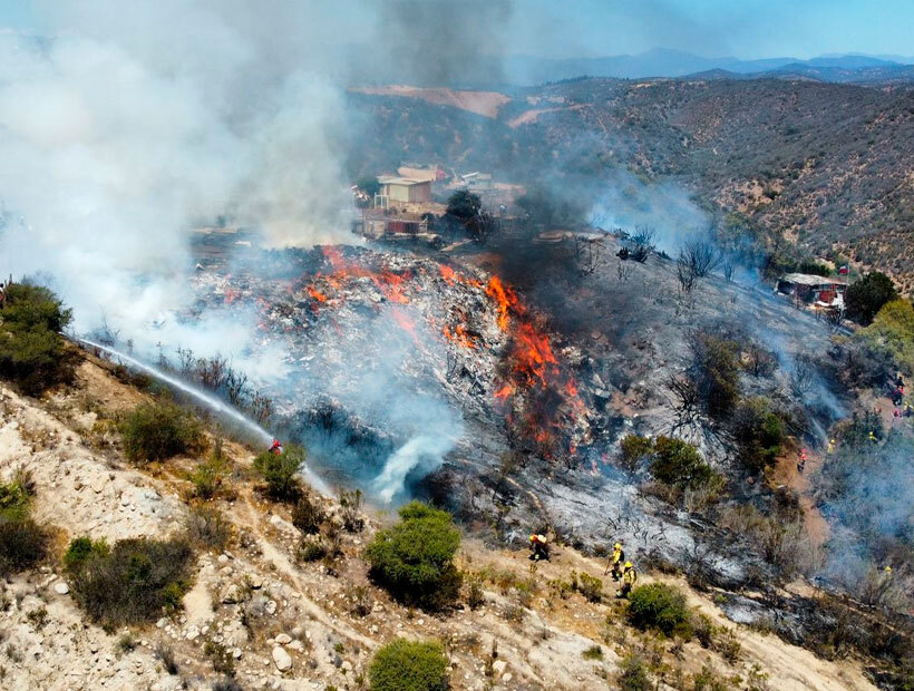 Un incendio forestal consumió dos viviendas en el sector de Calichero en Quilpué