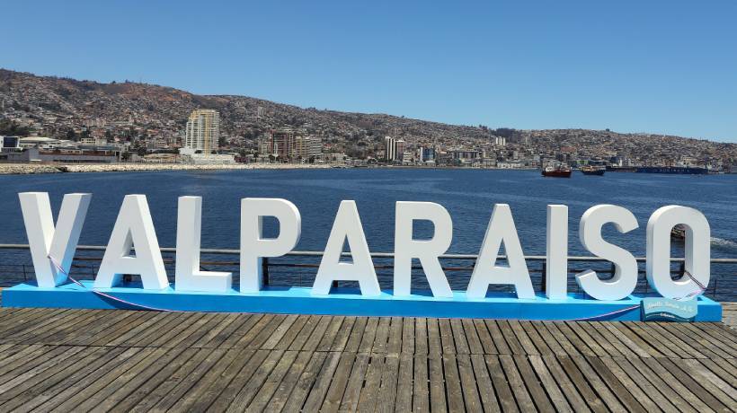 Instalan letras gigantes en Muelle Barón en Valparaíso