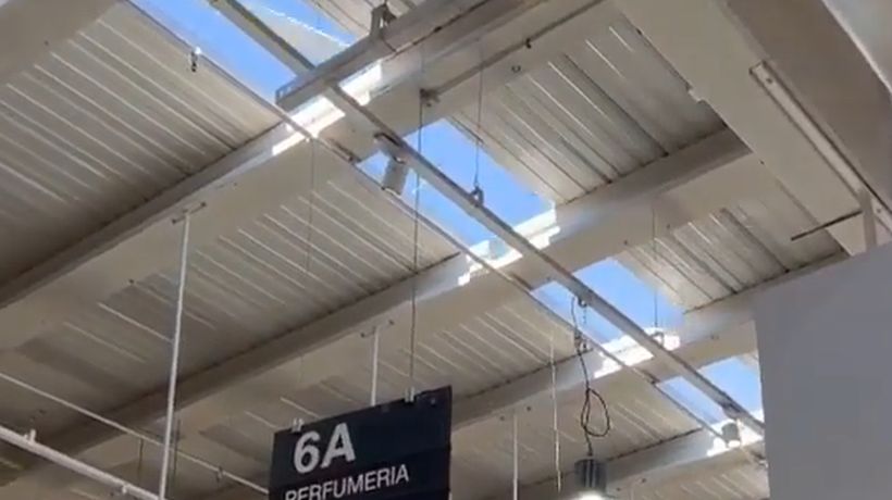 [VIDEO] Fuerte viento provocó daños y la evacuación de un supermercado en Los Ángeles