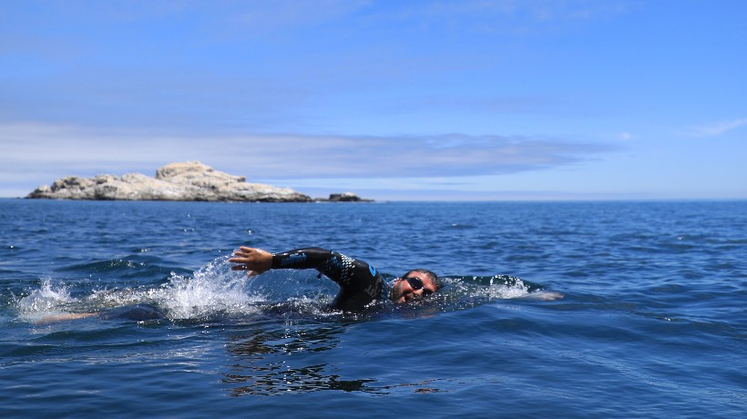 Deportista prepara su próximo desafío personal: Nadar 25 kilómetros de costa taltalina