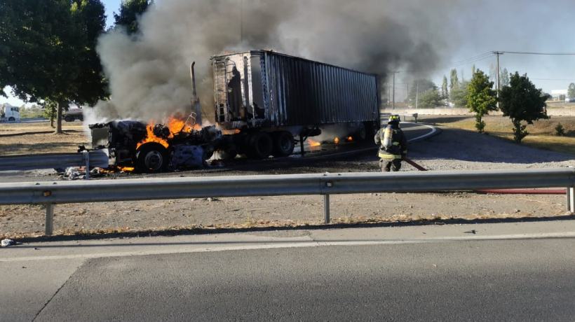 Incendio de camión provocó la suspensión del tránsito en uno de los ingresos a Chillán