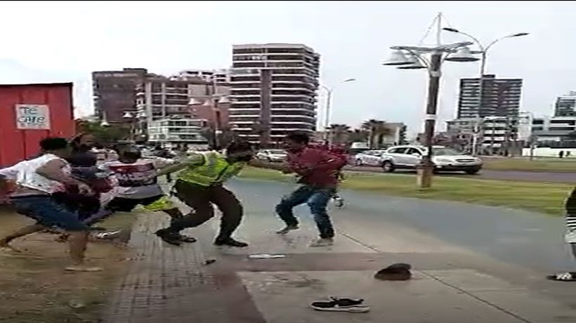 Iquique: Registran violenta agresión a Carabineros en playa Cavancha