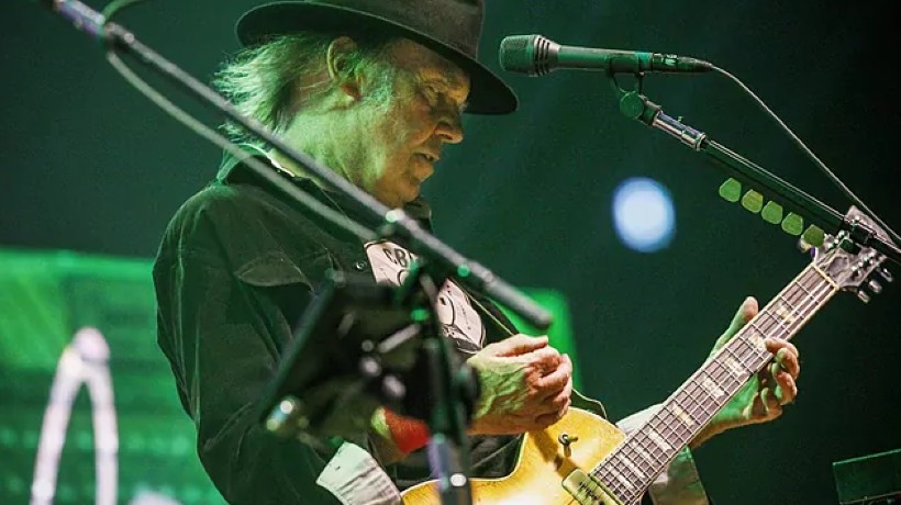 Neil Young retira su música de Spotify: había solicitado eliminar podcast antivacunas