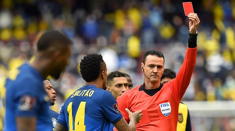 Las expulsiones y un polémico arbitraje marcaron el empate de Brasil con Ecuador en Quito