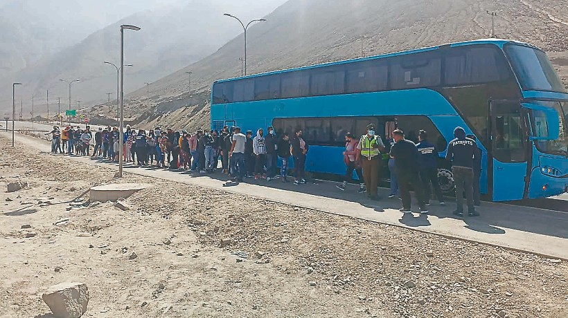 Carabineros detienen buses con 121 migrantes irregulares en Tocopilla |  Soychile.cl