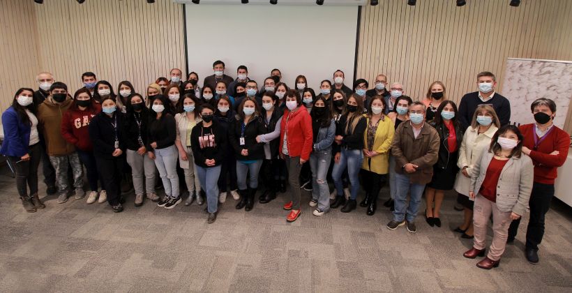 Trabajadores de la industria del salmón estudian carrera para potenciar su desarrollo profesional