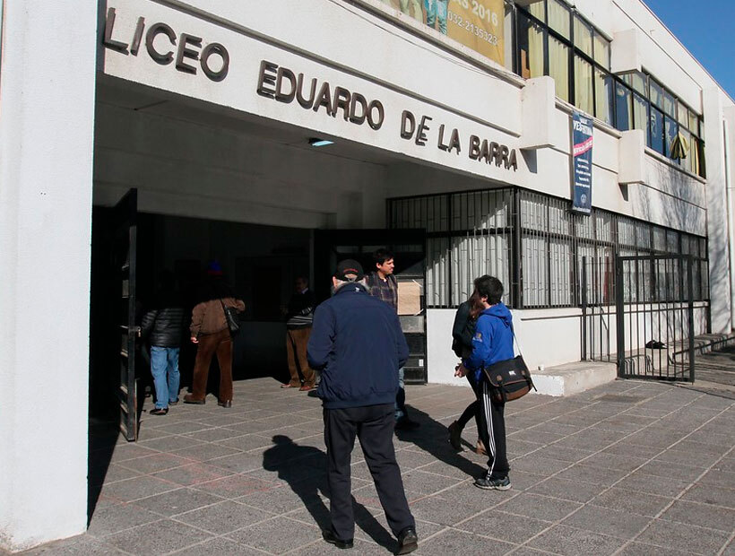 Liceo Eduardo de la Barra en paro de profesores por problemas con el Slep Valparaíso