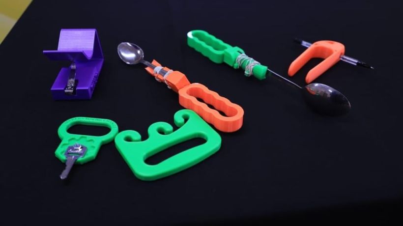 Elaboran ayudas técnicas de bajo costo con impresoras 3D para adultos mayores de Concepción